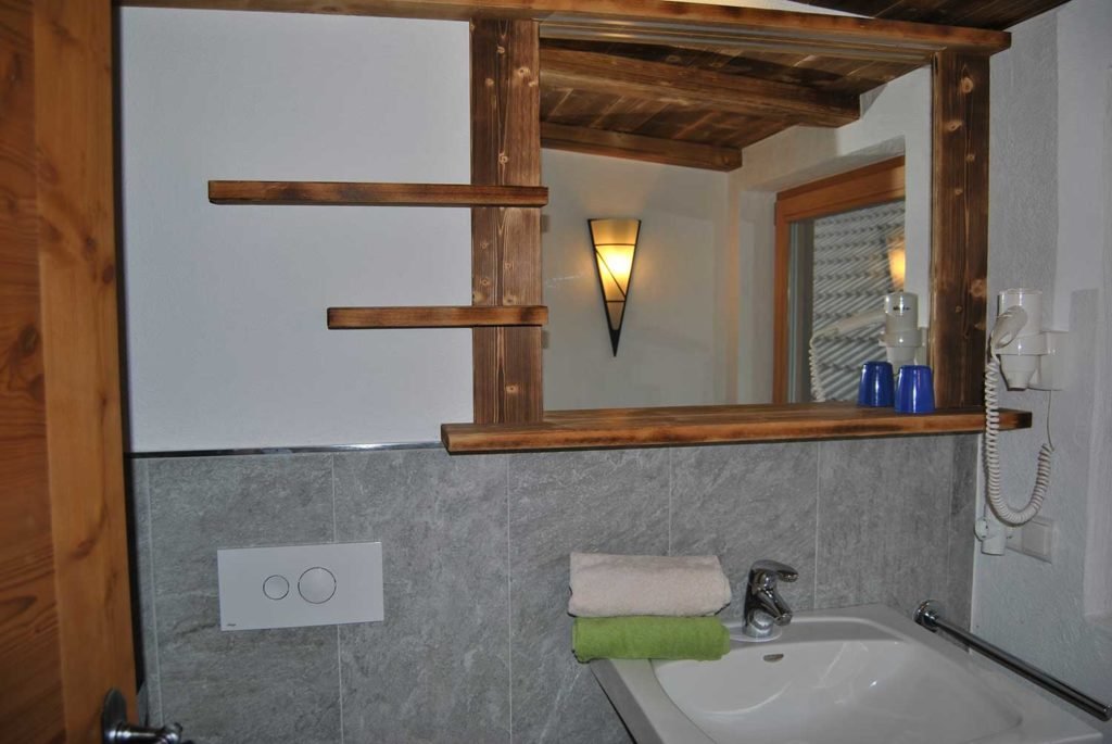 Ferienwohnung-Almstadel-Galtinerhof-Südtirol-Badezimmer-1024x685