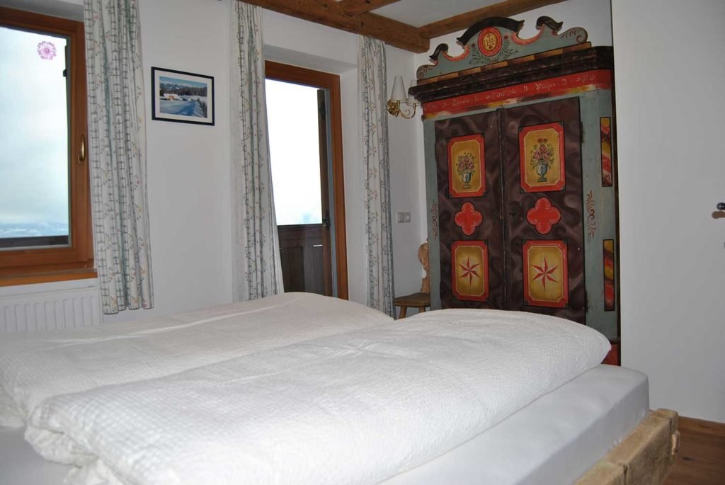 Ferienwohnung-Almstadel-Galtinerhof-Südtirol-Schrank-1024x685