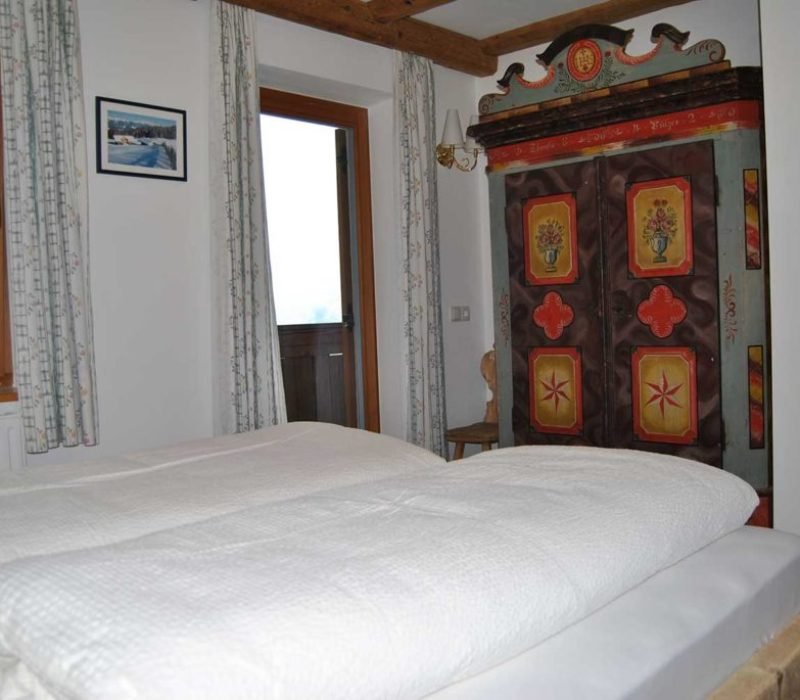 Ferienwohnung-Almstadel-Galtinerhof-Südtirol-Schrank-1024x685