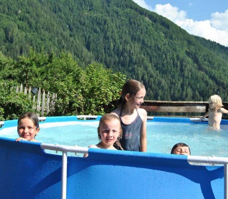 Kinder-am-Kinderbauernhof-Galtinerhof-Südtirol-Rodeneck-1024x685