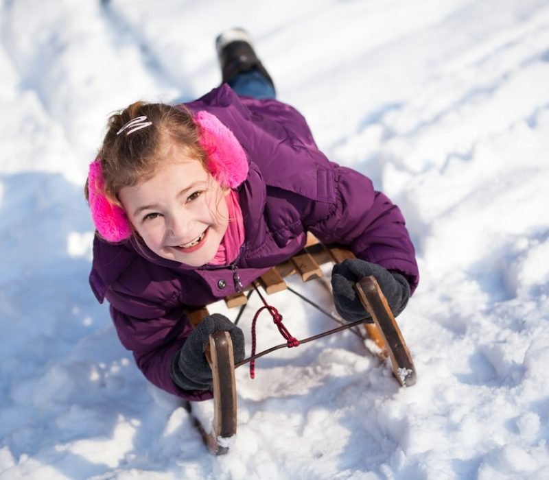 Mädchen beim Schlittenfahren